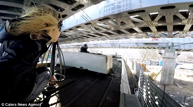 Video thiếu nữ "người dơi" xinh đẹp lướt trên nóc tàu ở Nga - 3