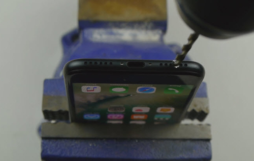 Video: “Phì cười” với màn tạo giắc cắm tai nghe cho iPhone 7 - 1
