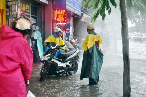 Mưa không lớn, đường vào Tân Sơn Nhất vẫn ngập sâu - 11