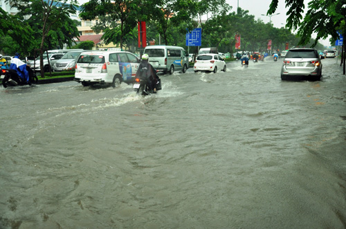 Mưa không lớn, đường vào Tân Sơn Nhất vẫn ngập sâu - 12