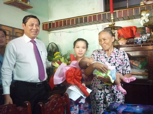 Đà Nẵng: Thí điểm trao giấy khai sinh tận nhà cho trẻ - 1