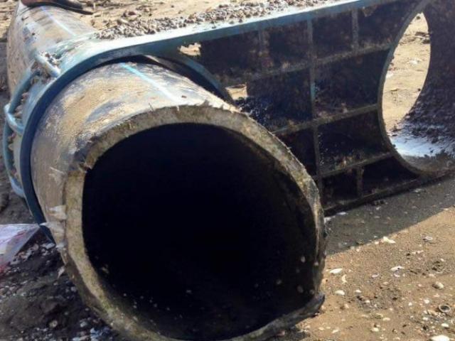 Nghệ An: Vớt được đường ống “khủng“ nghi ống xả thải