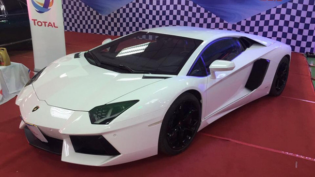 Lamborghini&nbsp;Aventador LP700-4 bản coupe trắng muốt xuất hiện tại triển lãm.
