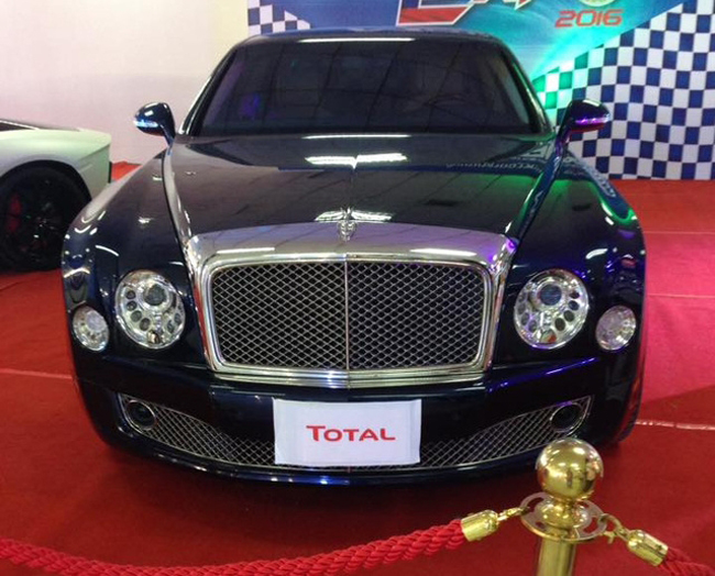 Bentley Mulsanne nặng hơn 2,5 tấn có thể đạt tốc độ tối đa lên tới 296 km/h.
