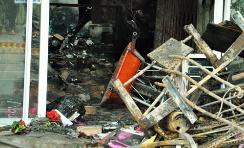 Vụ cháy tiệm cưới hỏi: Mẹ ôm con chết trong lửa đỏ - 2