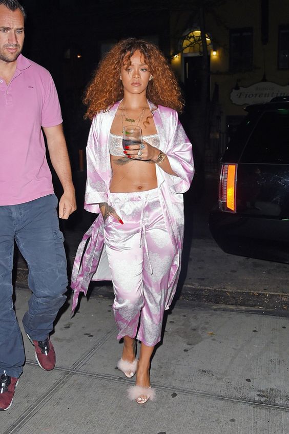 Rihanna thực sự là tín đồ của màu hồng - 9