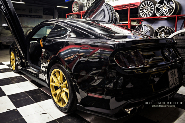 Có thể nhận thấy chiếc Mustang nổi bật với cửa mở dạng cánh chim như trên siêu bò Lamborghini
