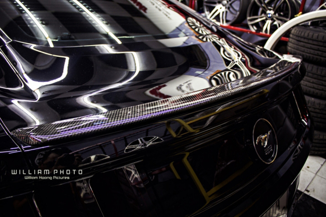 bộ bodykit với cản trước/sau mở rộng làm bằng sợi carbon nhẹ.
