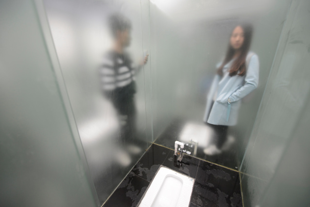 Bạn có dám dùng nhà vệ sinh công cộng &#34;xuyên thấu&#34; này? - 2