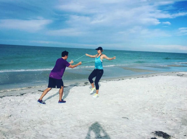 Sharapova tập luyện vui vẻ trên bãi biển.
