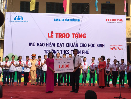 Honda VN tặng mũ bảo hiểm cho các em học sinh tại tỉnh Thái Bình & Phú Thọ - 1