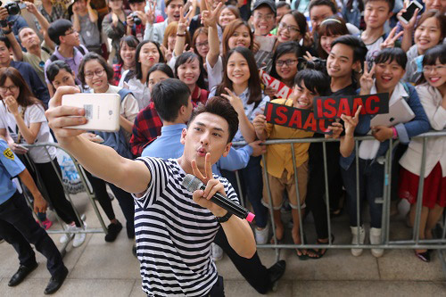 Nổi bật bằng khí chất riêng như Thái tử Isaac - 3