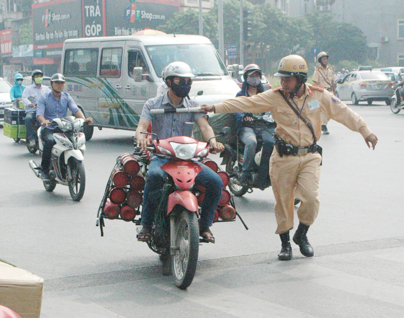 Sau vụ bé trai tử vong, gần 2.000 xe cồng kềnh bị phạt - 1