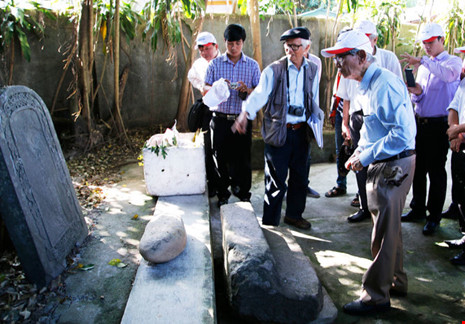 Khai quật thăm dò dấu vết mộ vua Quang Trung - 1