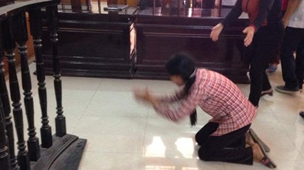 Vợ bị cáo quỳ trước vành móng ngựa cảm ơn quan tòa - 1