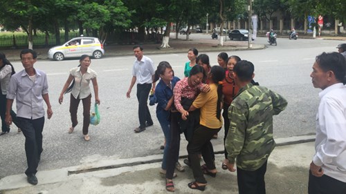 Vợ bị cáo quỳ trước vành móng ngựa cảm ơn quan tòa - 2