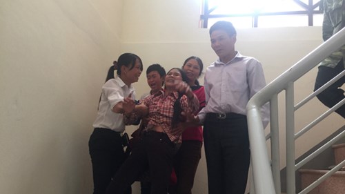 Vợ bị cáo quỳ trước vành móng ngựa cảm ơn quan tòa - 3