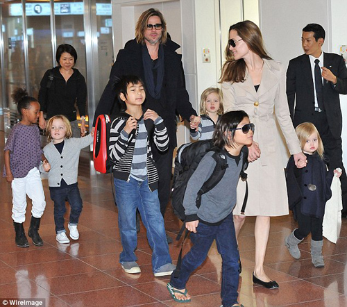 Angelina Jolie tất tả lo điều trị tâm lý cho các con sau ly hôn - 1