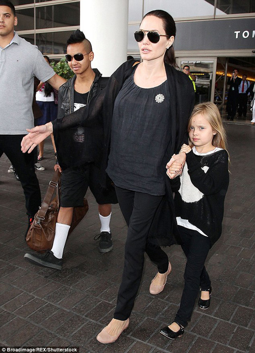 Angelina Jolie tất tả lo điều trị tâm lý cho các con sau ly hôn - 3