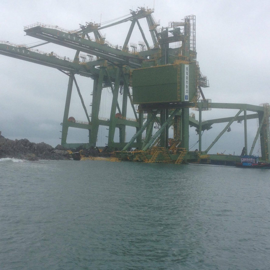 3 giàn cẩu "khủng" Formosa bị sóng đánh trôi dạt vào Quảng Bình - 1
