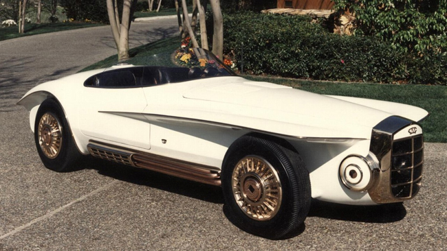 Những chi tiết mạ đồng thau hiếm khi phù hợp và mang lại cảm xúc trên một chiếc xe, nhưng với Mercer-Cobra Roadster 1965 lại là một trường hợp ngoại lệ.