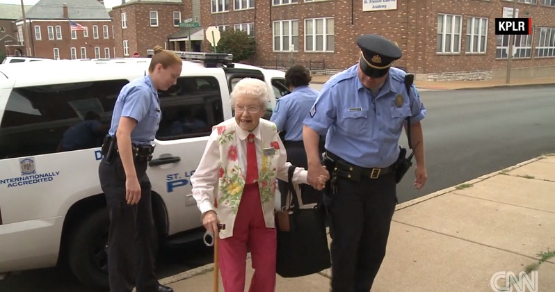 Bà cụ 102 tuổi ước mơ cháy bỏng được cảnh sát bắt - 1