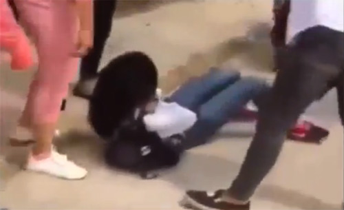 Thái Bình: Xuất hiện clip nữ sinh áo trắng bị đánh hội đồng dã man - 1