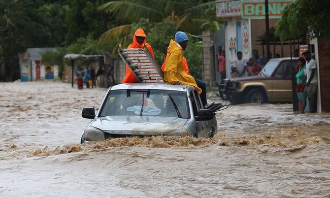 Bão mạnh khủng khiếp tấn công, gần 300 người chết ở Haiti - 1