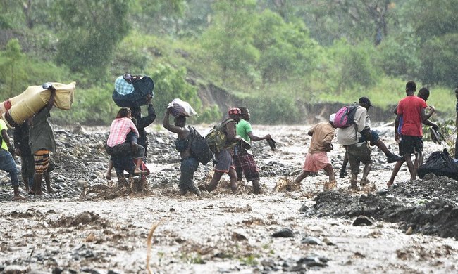 Bão mạnh khủng khiếp tấn công, gần 300 người chết ở Haiti - 4