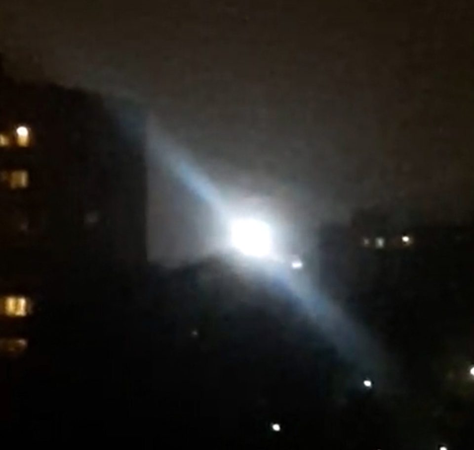 Nga: UFO sáng rực cả bầu trời cạnh tòa nhà chung cư - 1