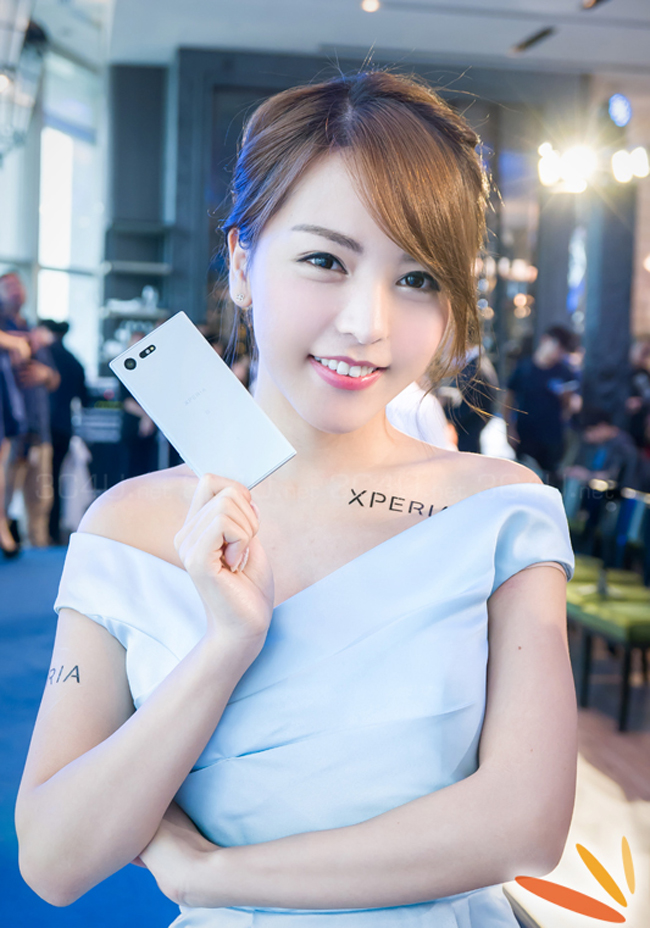 Người đẹp trên tay Sony Xperia XZ