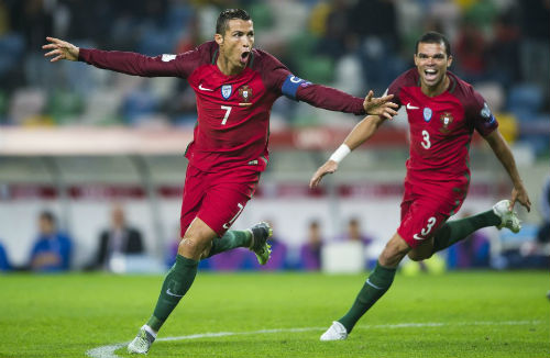 Ronaldo lập kỷ lục 4 bàn: Và con tim đã vui trở lại - 1