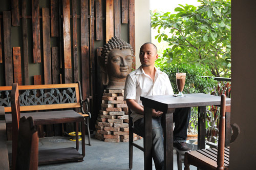 Quán cà phê toàn đồ cổ giữa Sài Gòn của Tiến Đạt - 1