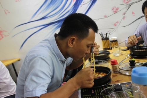 Gặp ‘thánh ăn mỳ cay’ cấp 12 gây xôn xao ở Nghệ An - 2