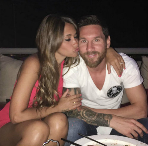 Messi và bạn gái ngầm ví mình là “Vua và Hoàng hậu” - 1