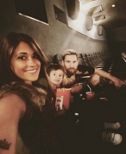 Messi và bạn gái ngầm ví mình là “Vua và Hoàng hậu” - 2