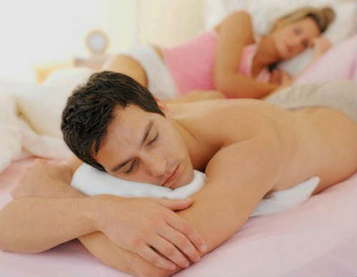 Vợ chồng có nên ngủ chung giường? - 1