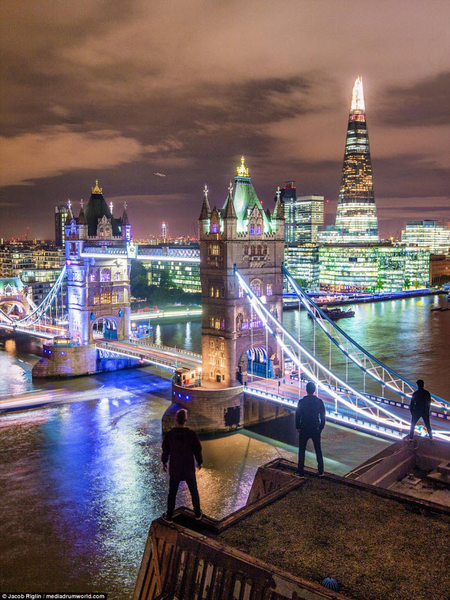 Sau khi gây ấn tượng với những bức ảnh đẹp về thành phố London trên mạng xã hội Instagram, Jacob Riglin (21 tuổi), đã được mời du lịch miễn phí khắp thể giới để chụp ảnh cho những thương hiệu nổi tiếng bao gồm Forbes.