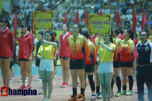 Ở tuổi băm, Hoa khôi Kim Huệ tung hoành trên sân - 4