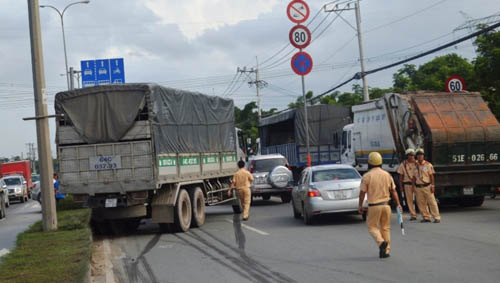 Gia đình 3 người gào khóc trong chiếc ô tô biến dạng - 2