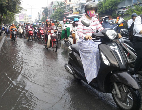 Người và phương tiện “bó chân” trên đường phố Sài Gòn - 10