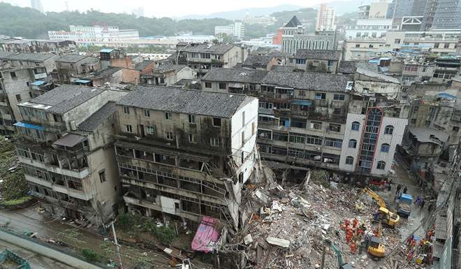 TQ: 4 chung cư 5 tầng bất ngờ đổ sập, nhiều người chết - 1