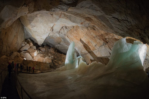 Khám phá vẻ đẹp của động băng khổng lồ ở Áo - 1