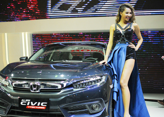 Người mẫu của Honda khoẻ khoắn cùng bộ cánh ton-sur-ton với chiếc Civic 2016 bên cạnh.