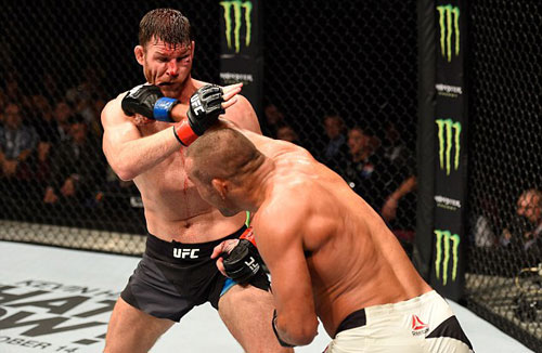 UFC: Ăn đòn "vỡ mặt", không thua còn vô địch - 1