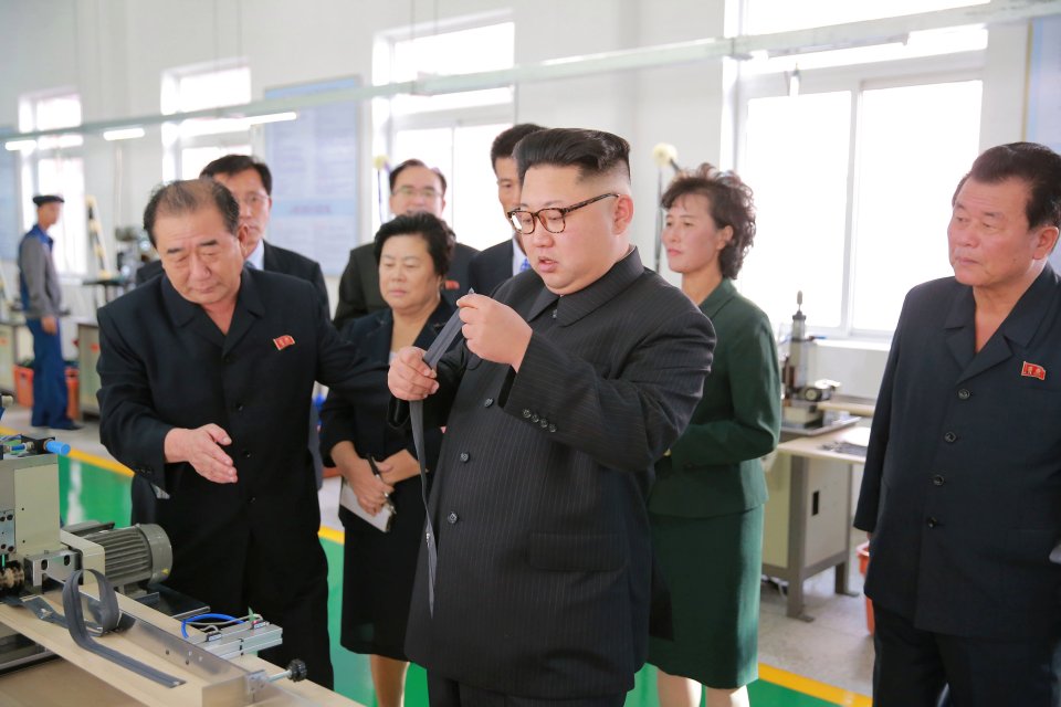 Kim Jong-un trông khác lạ trong lần xuất hiện mới nhất - 1