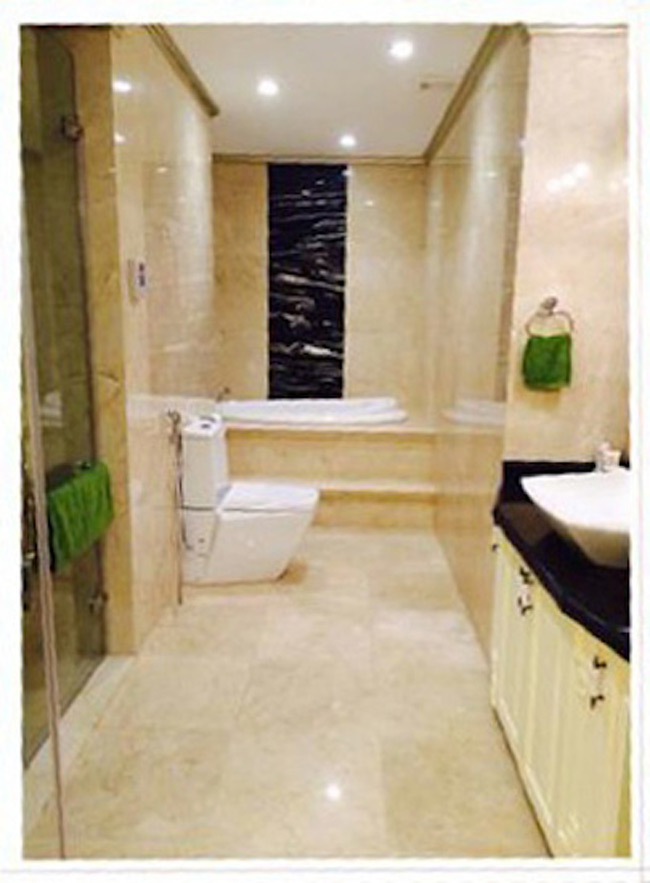 Phòng tắm cũng được trang hoàng bởi nội thất cầu kỳ và đắt tiền.