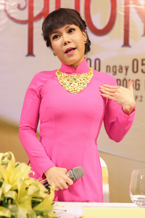 Việt Hương đeo dây chuyền vàng hơn 2 tỷ đi ra mắt show mới - 1