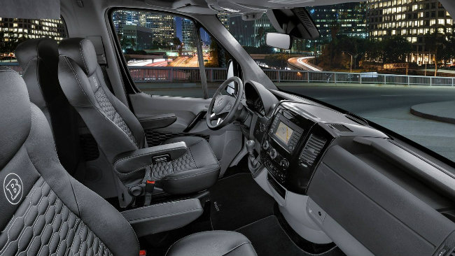 Thế nhưng qua tay độ của Brabus mẫu xe Mercedes-Benz Sprinter đã lột xác hoàn toàn và trở thành một mẫu xe mới siêu sang VIP Conference Lounge.