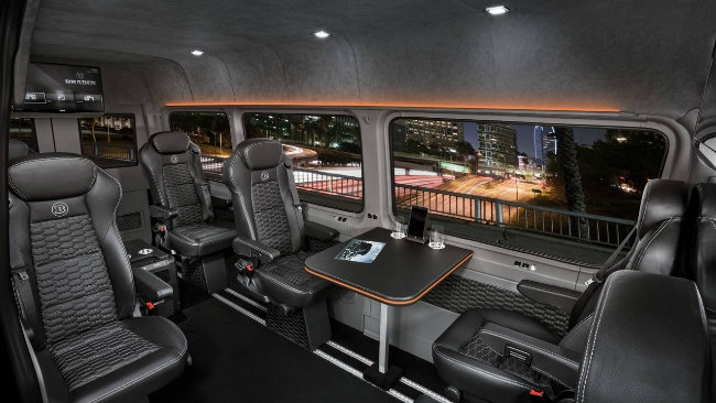 Bước vào bên trong nội thất, VIP Conference Lounge còn choáng ngợp hơn với các ghế ngồi ở tất cả các hàng đều được bọc da và có tính năng sưởi, dãy đèn LED chiếu sáng ở bên trong cùng một máy tính bảng 10-inch.